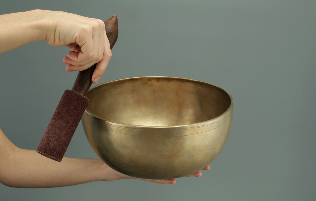 Un bol Tibétain avec sa mailloche représentant le mouvement pour le faire chanter