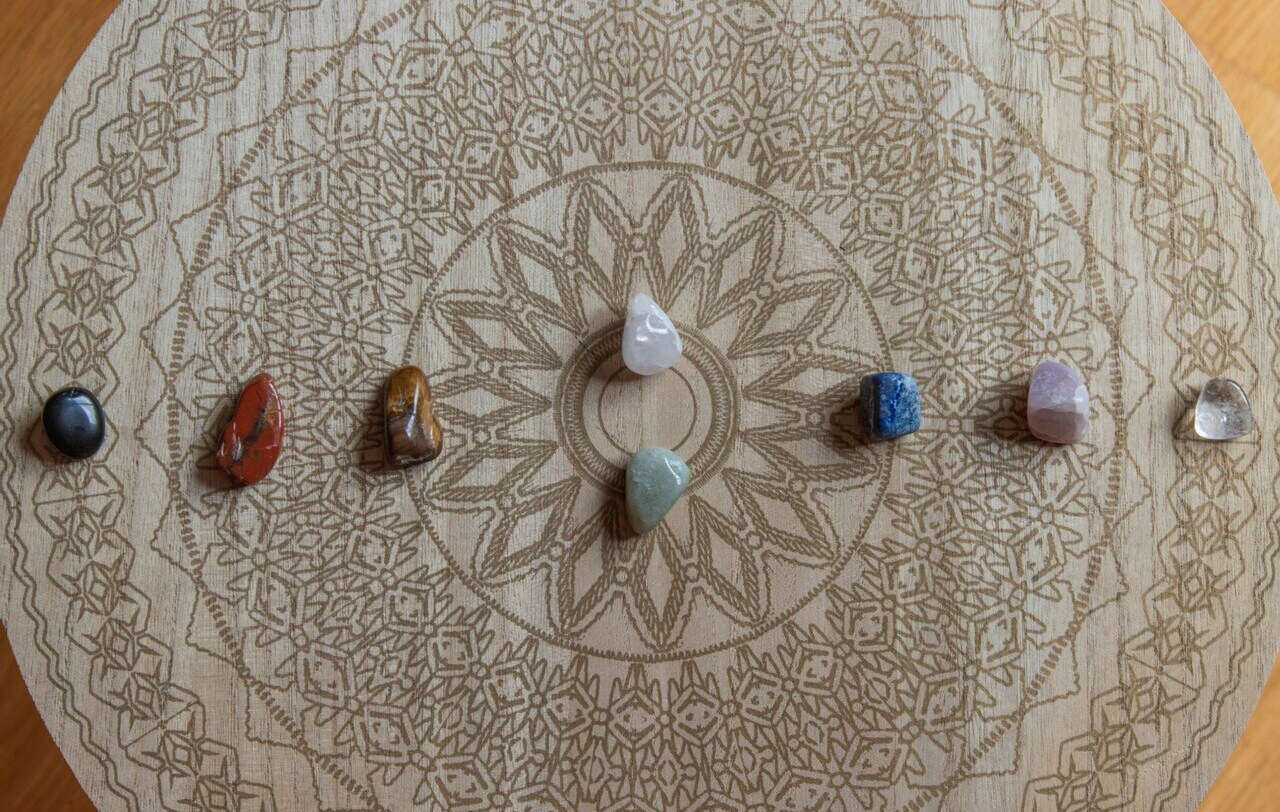 Un ensemble de pierre représentant les différents chakras